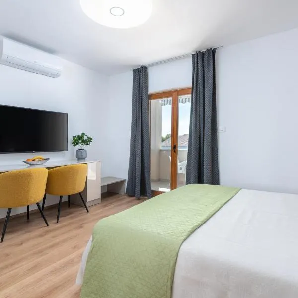 Apartments Viktor, hotel di Poreč