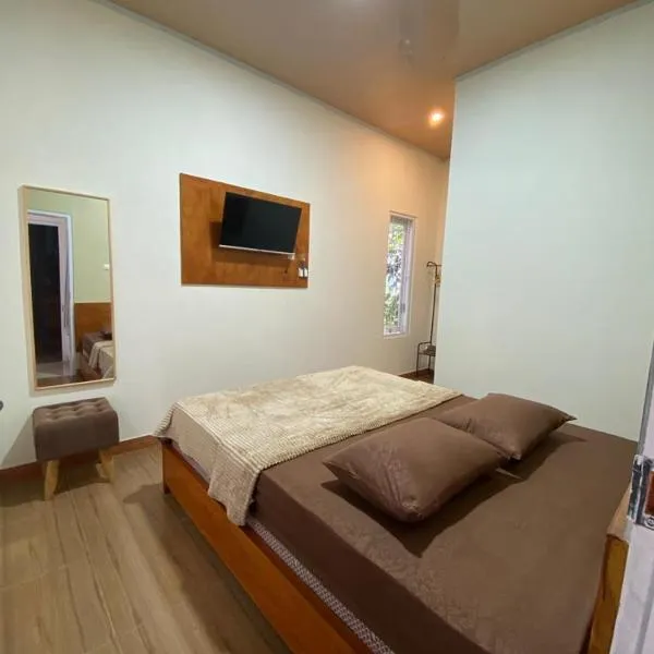 Resy home syariah dekat alun2 wonosobo, hotel in Kalianget
