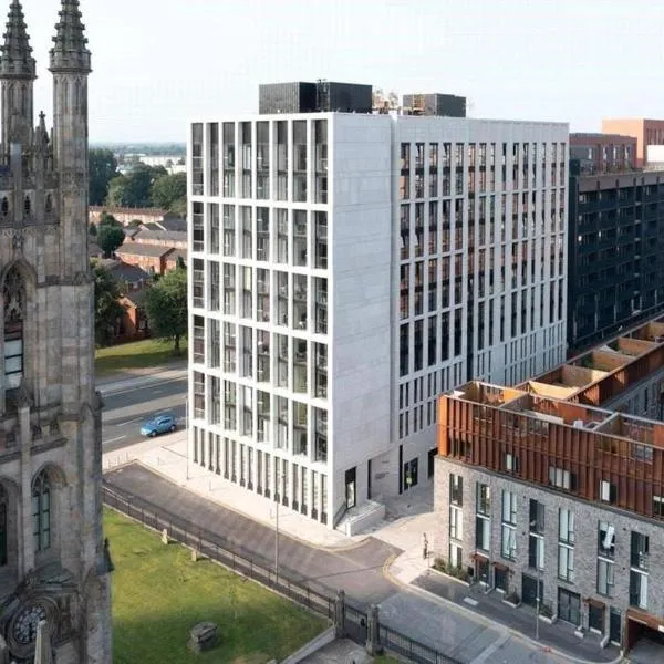 Central Manchester Duplex - Balcony - Roof Terrace - Parking, hotel in Manchester