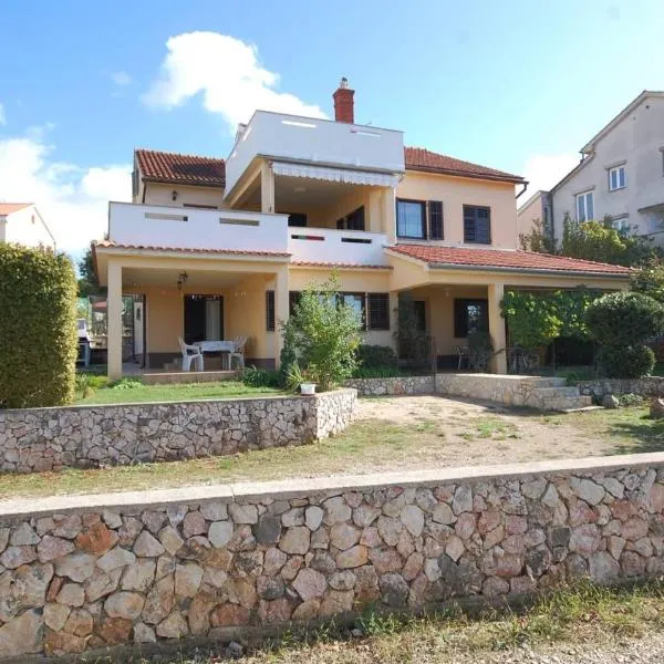 Apartments with parking space Njivice, Krk - 21728, hotel in Njivice