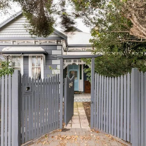 Urban Elegance apartment in Yarraville village, hótel í Yarraville