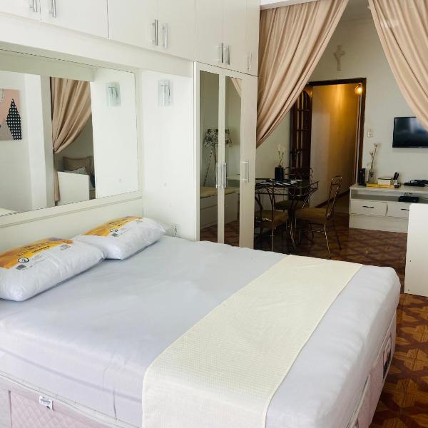 Studio completo ao lado da praia de Copacabana com ar, duas camas, wifi, 2 televisores com streaming , até 3 pessoas, pauloangerami DF125 - Foto 4