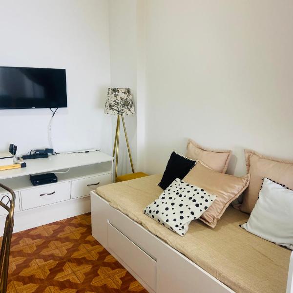 Studio completo ao lado da praia de Copacabana com ar, duas camas, wifi, 2 televisores com streaming , até 3 pessoas, pauloangerami DF125 - Foto 2