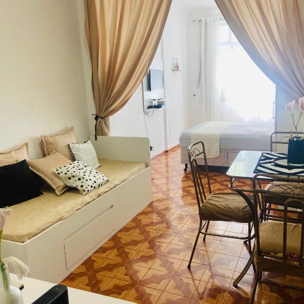 Studio completo ao lado da praia de Copacabana com ar, duas camas, wifi, 2 televisores com streaming , até 3 pessoas, pauloangerami DF125