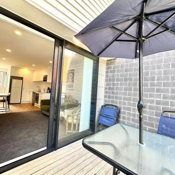 Immaculate - 2 Bedroom Townhouse close to Fruitvale train station, hotel in Auckland