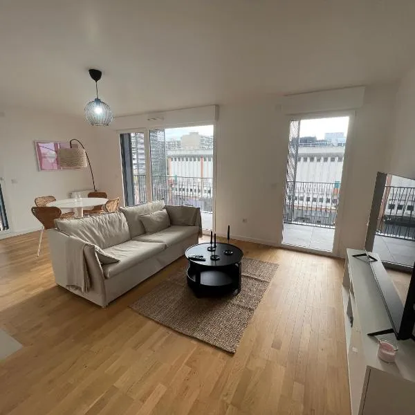 appartement 4 pièces spacieux grande terrasse, hotel en Clichy