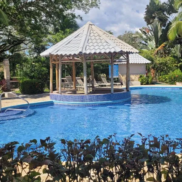 Tropical Bliss Pool Wi-Fi BBQ Near Quepos Manuel Antonio, hotel v destinaci Quepos