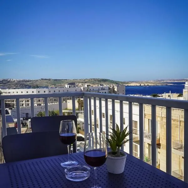 Spacious 3 bedroom central located with sea views, hotel in St Paul's Bay