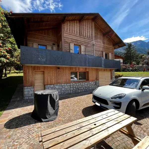 Chalet Bel-Air A due passi dalle piste, con giardino e posto auto, khách sạn ở Temù