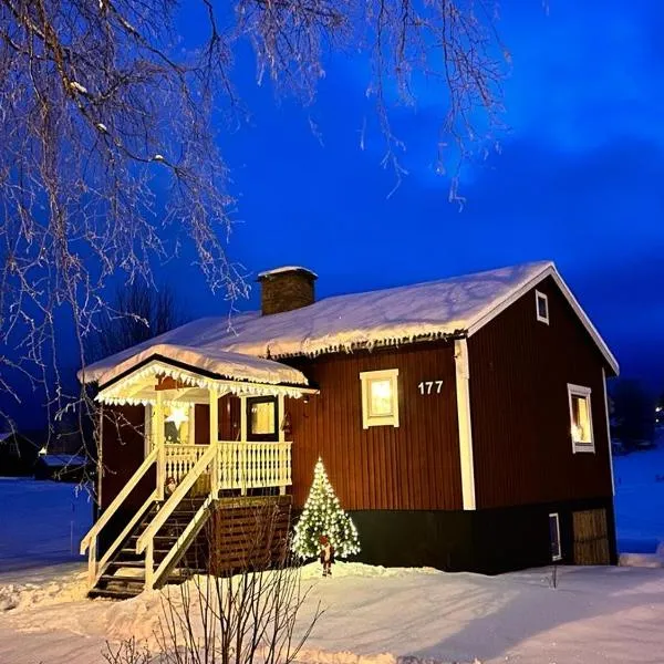 Super cosy cottage in heart of Dalarna, hotel di Västra Fors