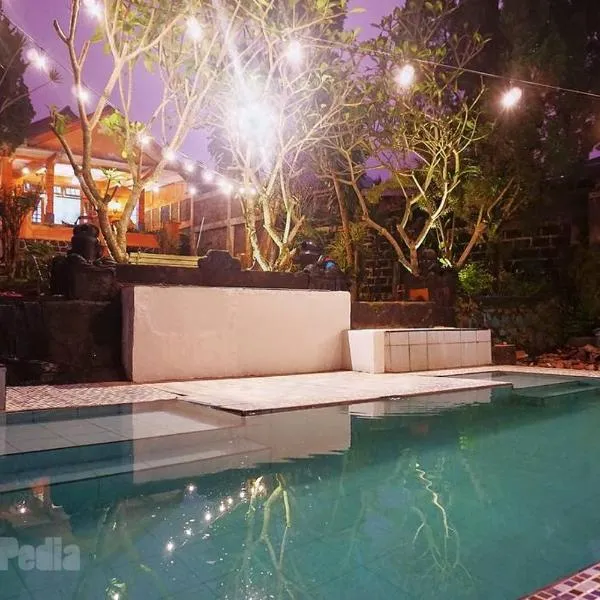 Villa Tentram Puncak, 6 Kamar, Billiar, Karaoke, hotel in Paragajen