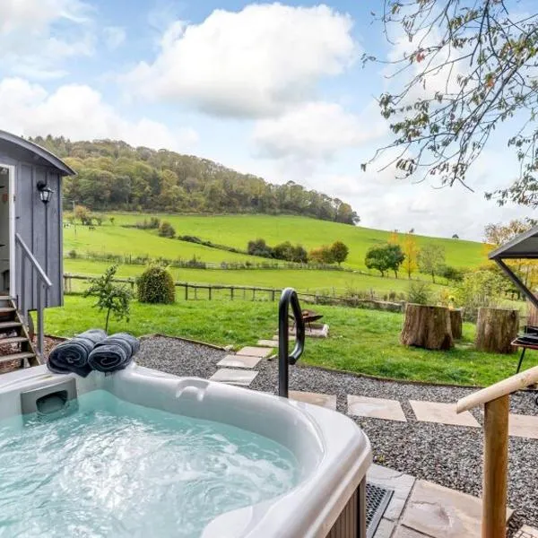 Ewe Retreat Shepherds Hut, hotel in Hereford