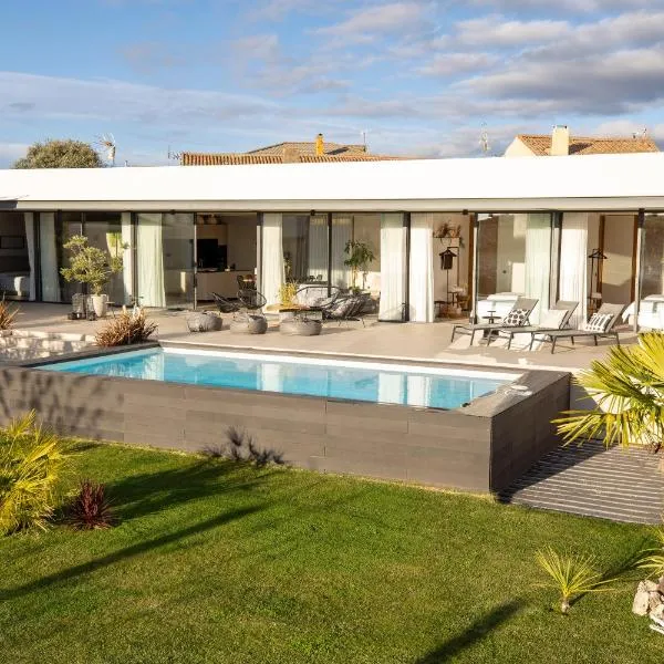 Villa de Diseño con Piscina Privada, hotell sihtkohas Pastores