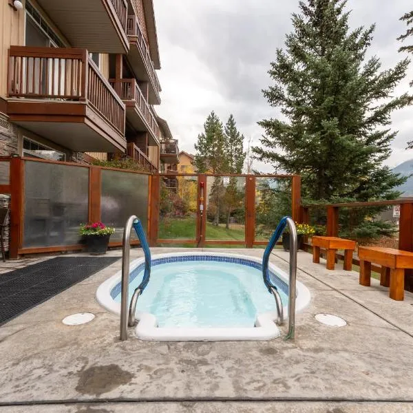 Romantic Mountain Escape - Hot Tubs & Private Balcony! managed by Little Sister Getaways, hotel v destinaci Canmore