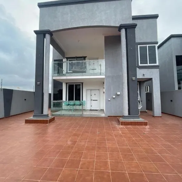 Elegant and Cosy Four Bedroom Home in Accra, hotel in Odumsi