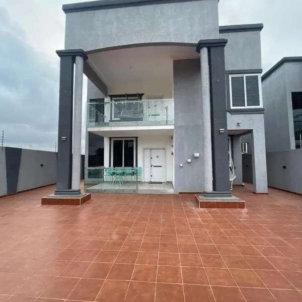 Elegant and Cosy Four Bedroom Home in Accra, hotel in Oshiyie