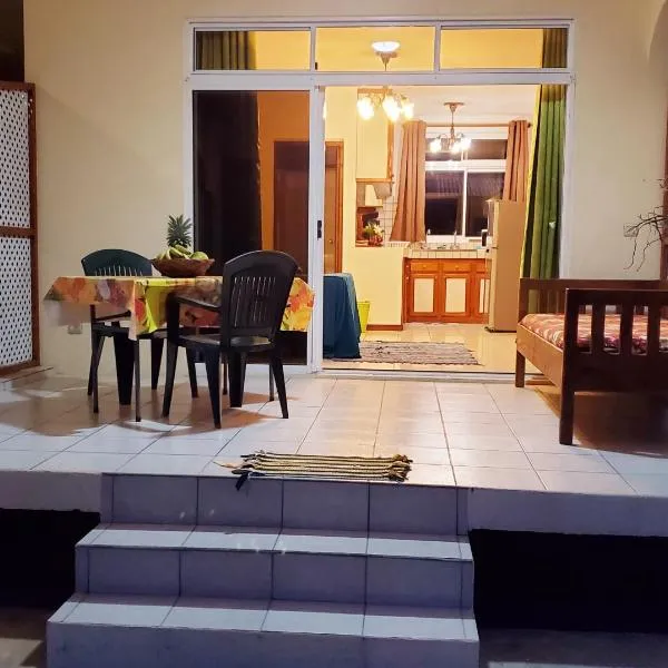 Studio Iti Fare Tepua Lodge, hotel v Uturoe