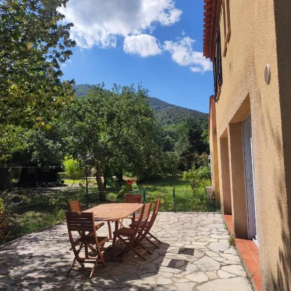 Spacious 3-Bedroom House with Garden near Collioure & Spain, hotel in Montesquieu