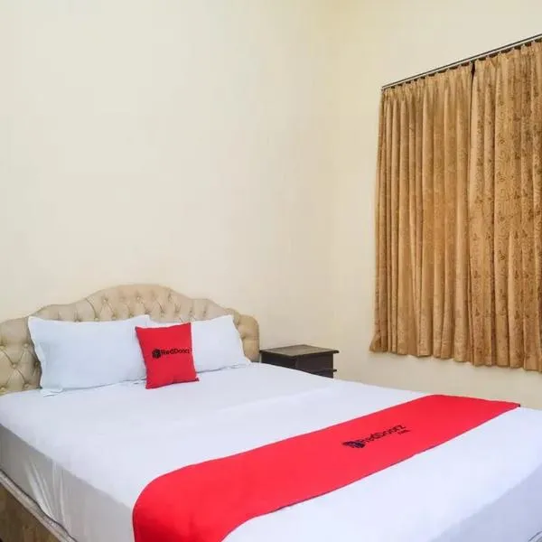 RedDoorz Plus @ Laweyan, hotel in Solo