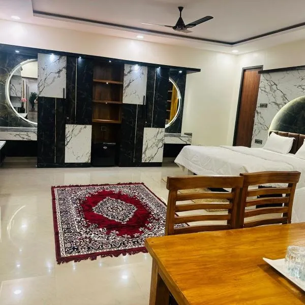 YATRI NIVAS SAGARA ( AC AND NON-AC DELUXE ROOMS), hotel v destinaci Sagar