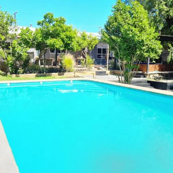 Agradable casa con Tina de agua Caliente y Piscina, hotel v destinaci Quillón