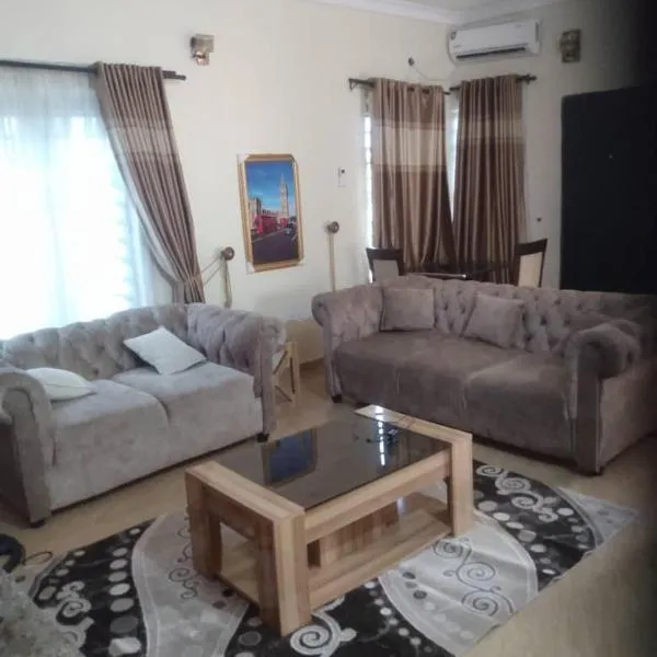 2 bedroom service apartment with full services, hotel v destinaci Idimu