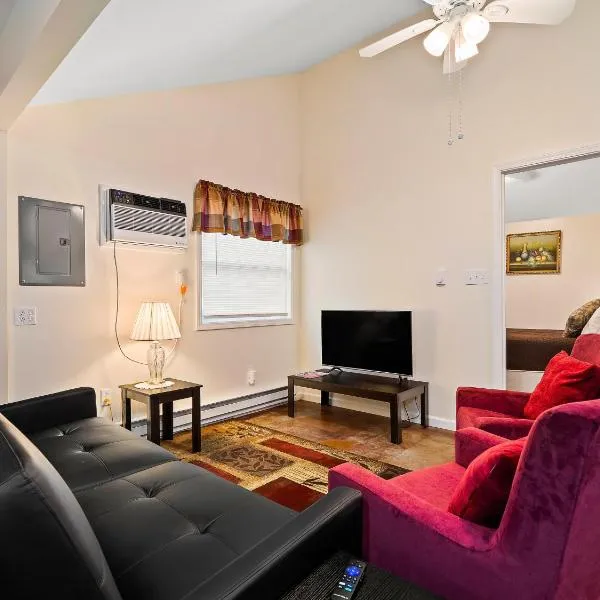 Chardonnay Cottage - GOTL Strip - Cozy & Quaint, hotel en Geneva