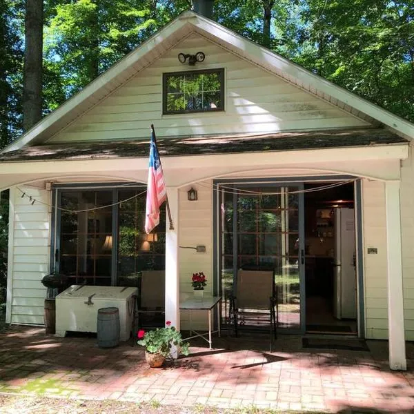 Quiet cottage on wooded property: Lusby şehrinde bir otel