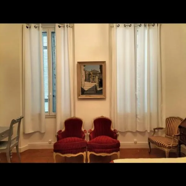 Appartement chic Haussmanien, hotel v destinácii Collobrières