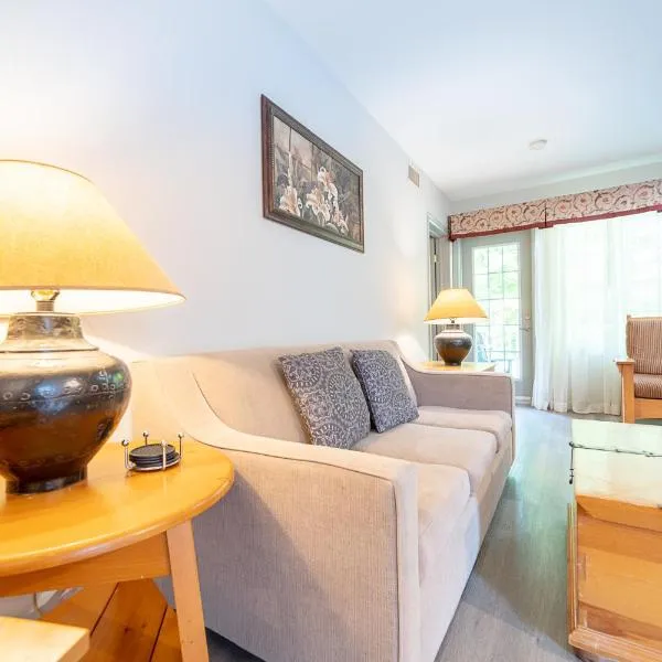 Horseshoe Valley Suites - The Evergreen, hotel in Shanty Bay
