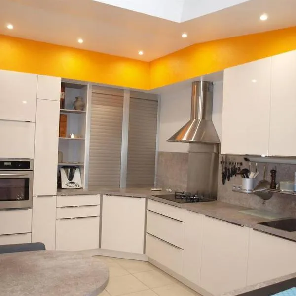 Charming City Home Near Downtown with Garage, hotel v destinaci Amiens