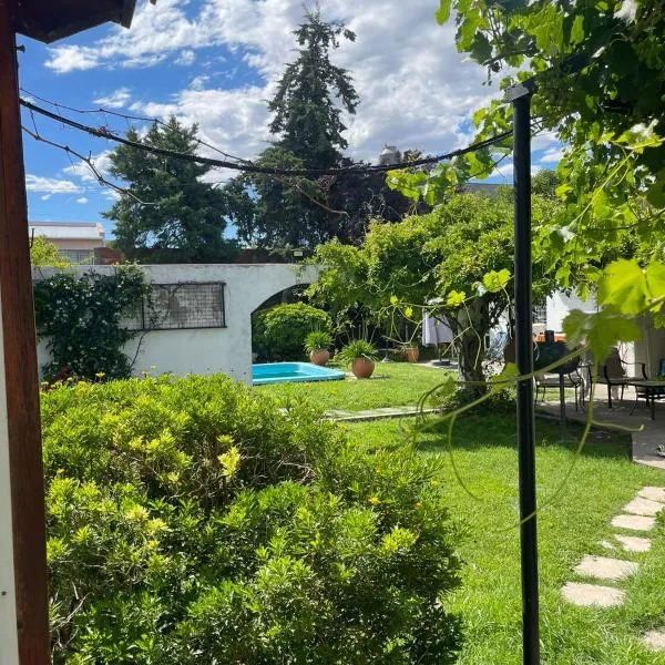 Casa con pileta "TU CASITA EN VIEDMA" calle Junin 1877: Viedma'da bir otel