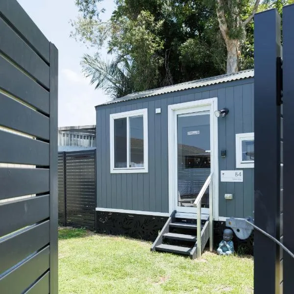 Sweet beautiful TINY HOME with pool and 2 minute drive to the beach, hotel v destinaci Wollongong