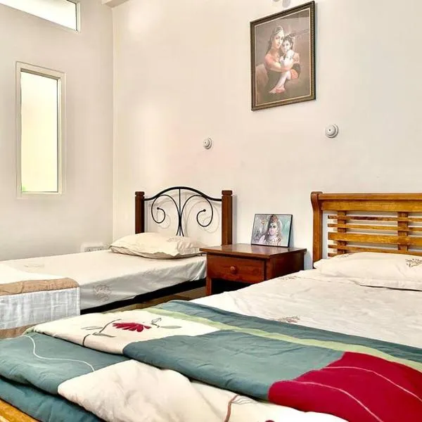 Shanthi Home Stay, hotel en Puttaparti