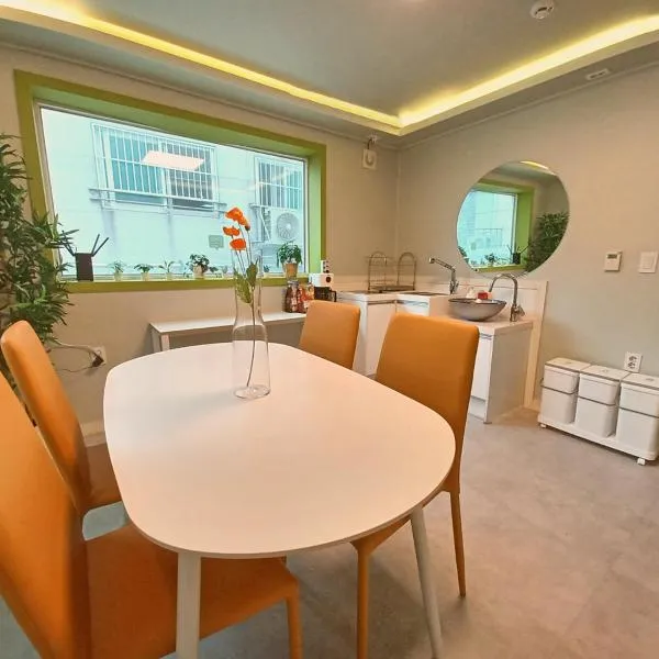 Four Seasons House (Female only), hotel v Soulu