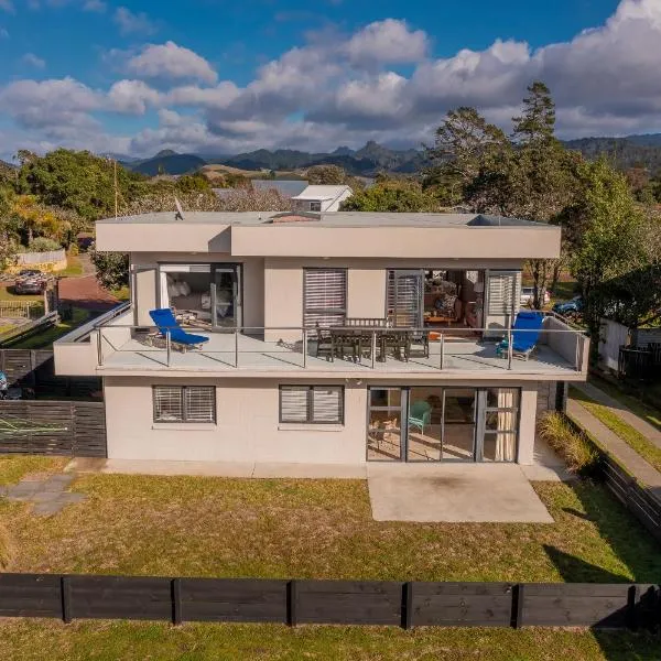 Beach View Bliss - Pauanui Holiday Home、パウアヌイのホテル