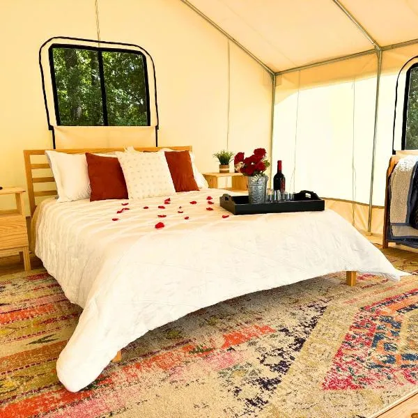 Roaring River Luxury Glamping #1, hotel v destinaci Cassville