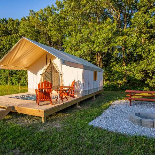 Peaceful Glamping Retreat at Roaring River, hotel in Cassville