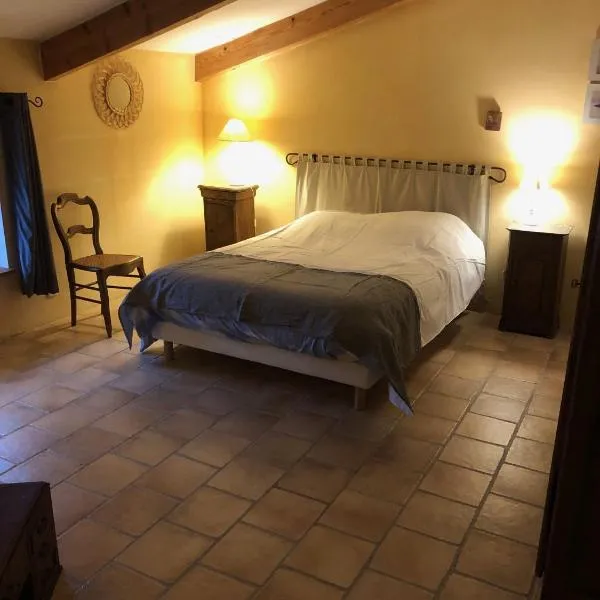 Chambres d'hôtes - Le Mas du Colombeyras: Espeluche şehrinde bir otel