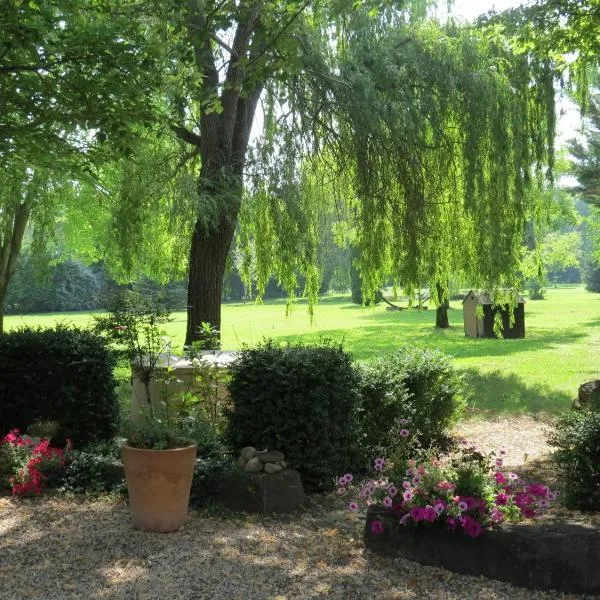Le Jardin, hotel in Montéglin
