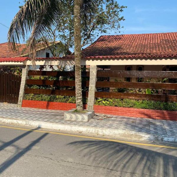 Ampla casa em condomínio a 300mt da praia