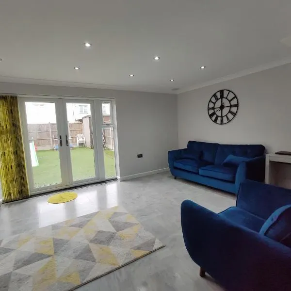 Elegant 3-Bedroom Home, sleeps up to 5 guest., hotel in South Ockendon