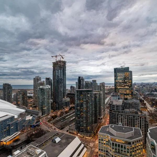 Luxury Condo w/Mesmerizing Sunset Views & FREE Parking, hotel in Toronto