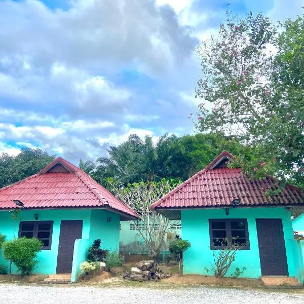 Thungtako Resort, hotel di Ban Samnak Pling