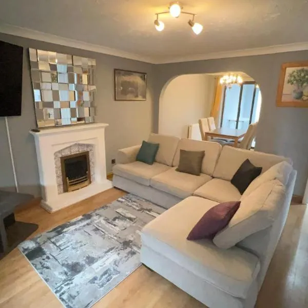 Cosy 4 bedroom holiday let Stevenage 22mins from London on the train, hotel v destinaci Stevenage