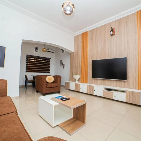 Schemes Hotel And Apartment, готель у місті Ebubu