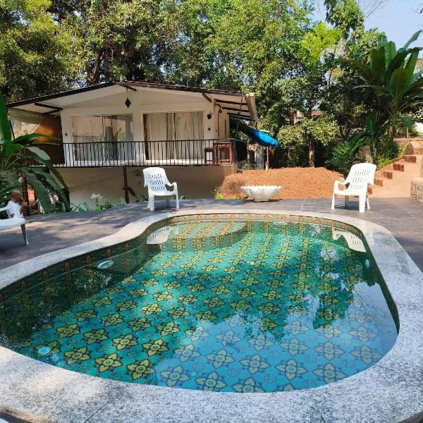 Greek "Jungle Villa", Thalassa Road, Standing alone 3bhk villa with pool, hotel in Siolim