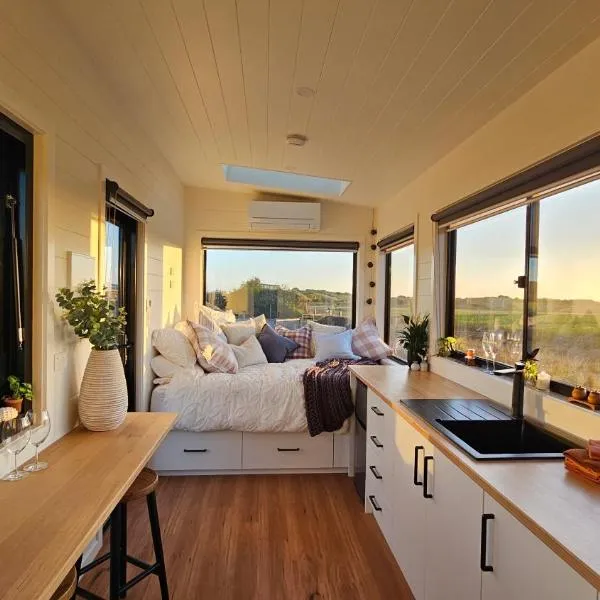 Sunset Haven - port fairy tiny homes, hotel in Woolsthorpe