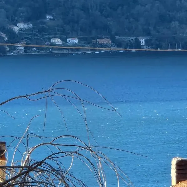 Laura's Cottage with lake view, detached, 5 kilometers from Varenna, hotel v destinaci Lierna