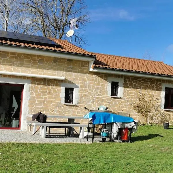 Villa avec tout le confort dans le livradois forez, ξενοδοχείο σε Saint-Genès-la-Tourette